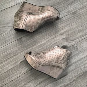 New in Box! Pierre dumas peep toe wedged booties